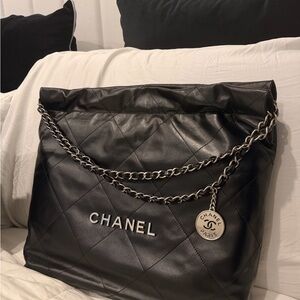 Chanel 22 Black with silver hardware - size medium - brand new